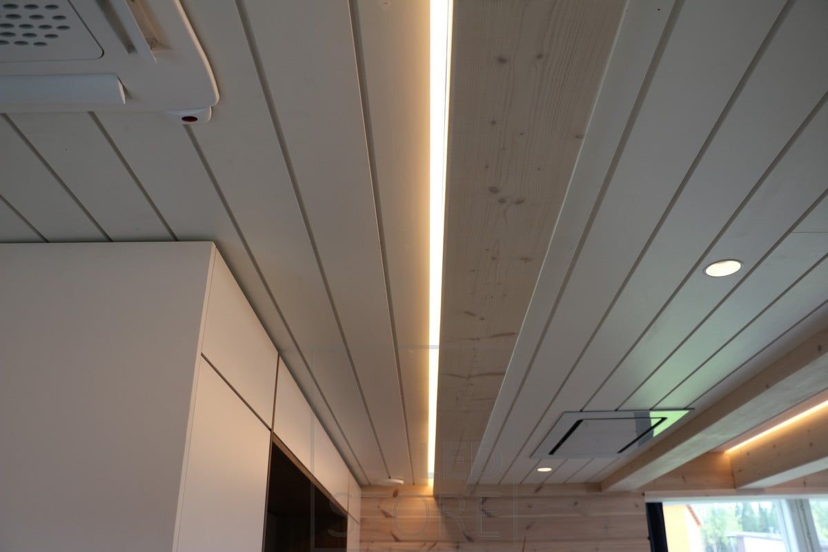 Accentbelysningen på balkarna är stämningsfull och framhäver rummets arkitektur.